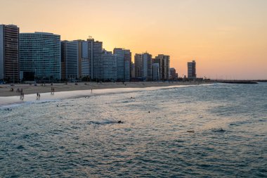 Brezilya 'nın kuzeydoğusundaki Fortaleza şehrinin kenarında gün batımı