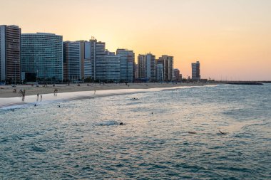 Brezilya 'nın kuzeydoğusundaki Fortaleza şehrinin kenarında gün batımı