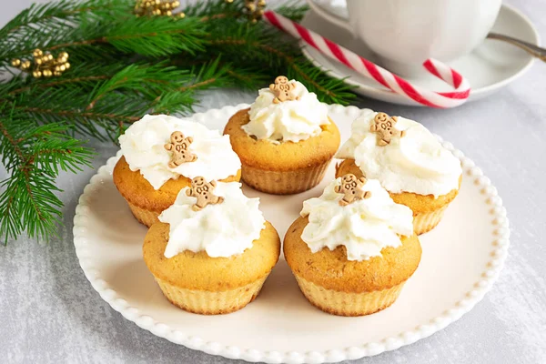 Cupcakes caseiros com decorações de Natal — Fotografia de Stock