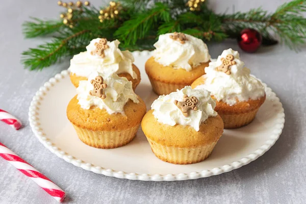 Cupcakes caseiros com decorações de Natal — Fotografia de Stock