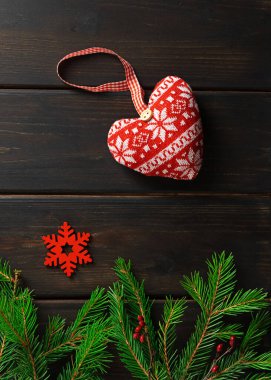 Noel süslemeleri ve köknar dalları olan koyu ahşap bir arka plan. Düz yatıyordu.