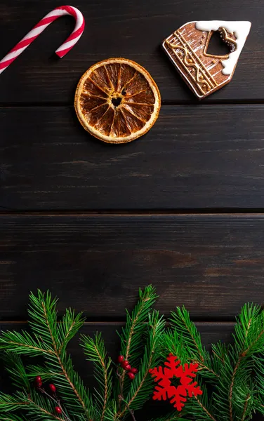 Fundo de madeira escura com decorações de Natal e abeto — Fotografia de Stock
