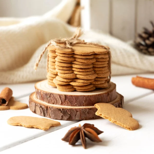 Pilha de biscoitos de gengibre e especiarias na mesa de madeira — Fotografia de Stock