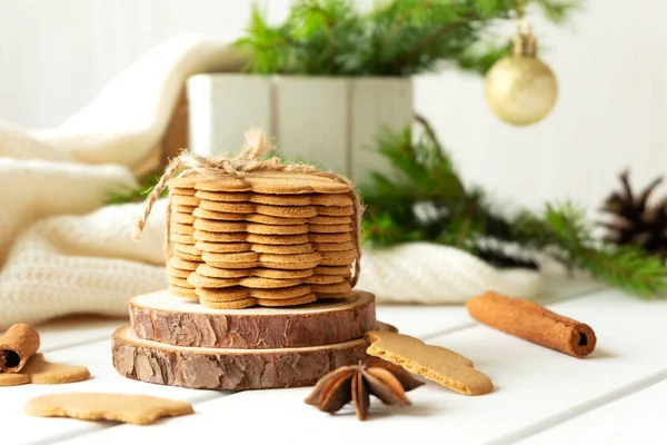 Pilha de biscoitos de gengibre e especiarias na mesa de madeira — Fotografia de Stock