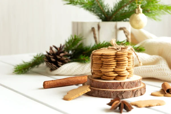 Pilha de biscoitos de gengibre e especiarias na mesa de madeira — Fotografia de Stock