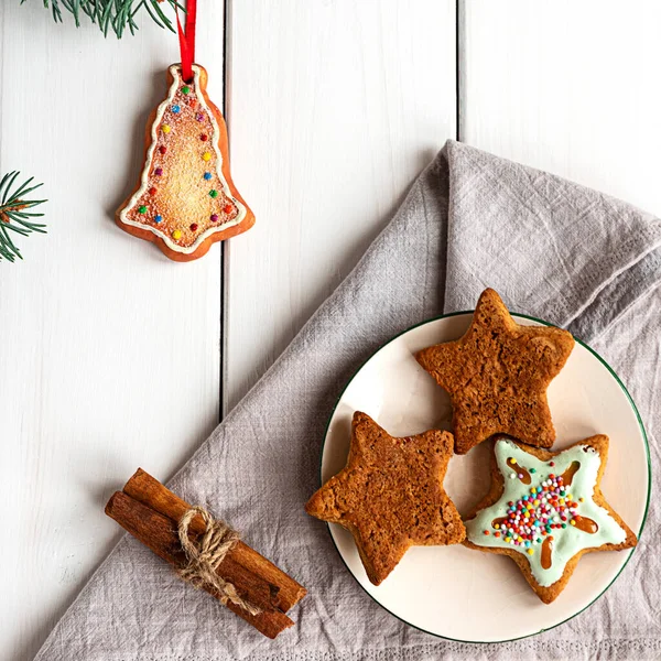 Biscoitos de Natal decorados em fundo de madeira branca — Fotografia de Stock