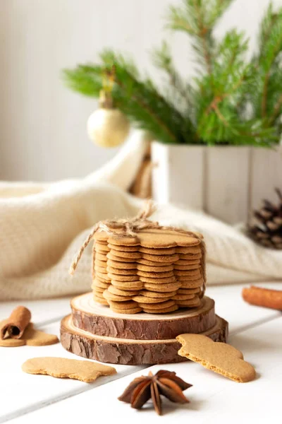 Pilha de biscoitos de gengibre e especiarias na mesa de madeira — Fotografia de Stock