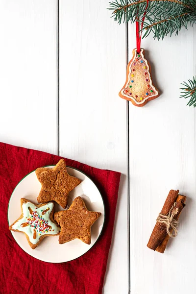 Biscoitos de Natal decorados em fundo de madeira branca — Fotografia de Stock