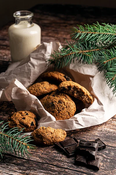 Biscoitos caseiros de chocolate e leite no fundo de madeira escura — Fotografia de Stock