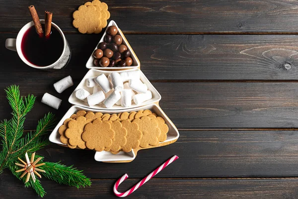 Süße Leckereien auf einem Teller in Weihnachtsbaumform — Stockfoto