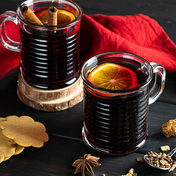 Two glasses of hot mulled wine on a dark wooden background — Stock Photo, Image