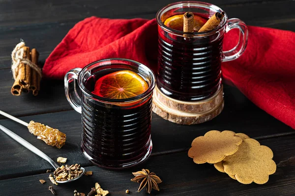 Two glasses of hot mulled wine on a dark wooden background — Stock Photo, Image