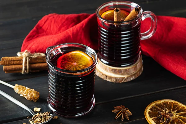 Two glasses of hot mulled wine on a dark wooden background — Stock Photo, Image