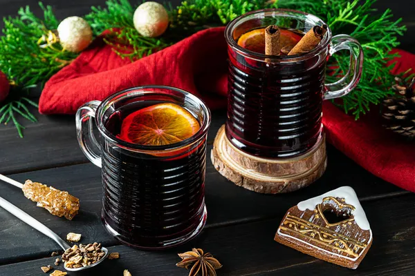 Two cups of hot mulled wine on a dark wooden background — Stock Photo, Image