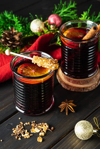Two cups of hot mulled wine on a dark wooden background — Stock Photo, Image