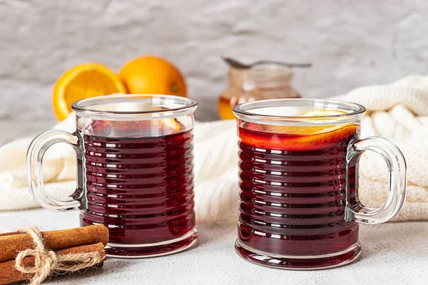 Two Cups Hot Mulled Red Wine Cinnamon Sticks Orange Spices — Stock Photo, Image