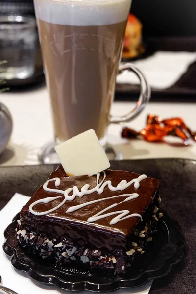 Sacher Torte, an Austrian chocolate cake served at a cafe — Stock Photo, Image