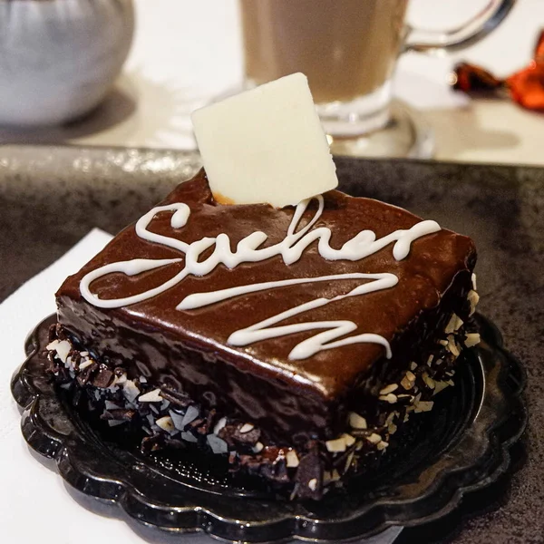 Sacher Torte, un pastel de chocolate austriaco servido en un café —  Fotos de Stock