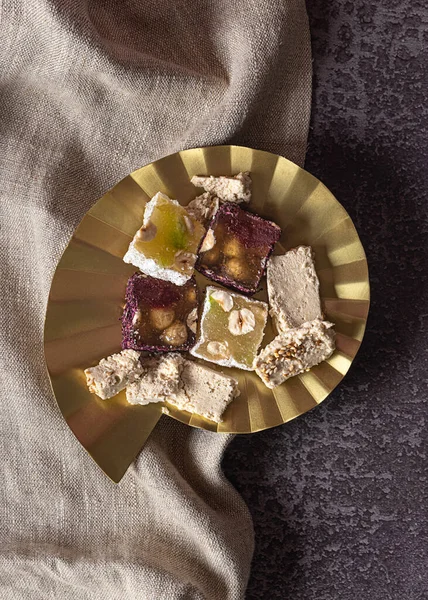 Türkische Köstlichkeiten auf einem vergoldeten Metallteller serviert Stockbild