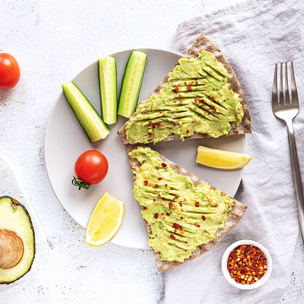 Crisp bread sandwiches with mashed avocado and cucumber — Stock Photo, Image