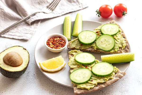 Crisp bread sandwiches with mashed avocado and cucumber — Stock Photo, Image