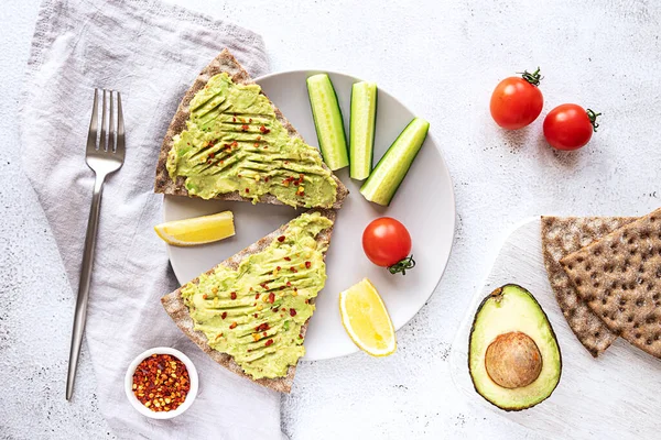 Knusprige Brotsandwiches mit pürierter Avocado und Gurke Stockfoto