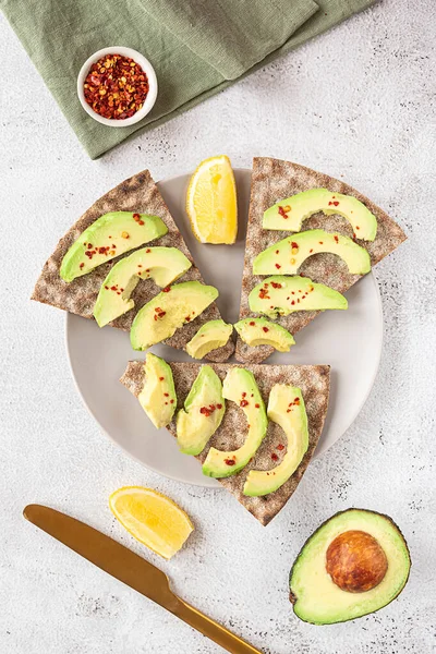 Knackige Roggenbrot-Sandwiches mit Avocado-Scheiben lizenzfreie Stockbilder