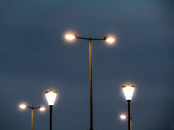 Akşamları Birkaç Işık Sütunu — Stok fotoğraf