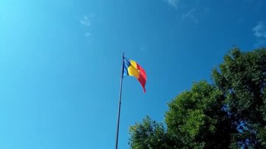 Baia Mare şehrinde dalgalanan Romanya bayrağı