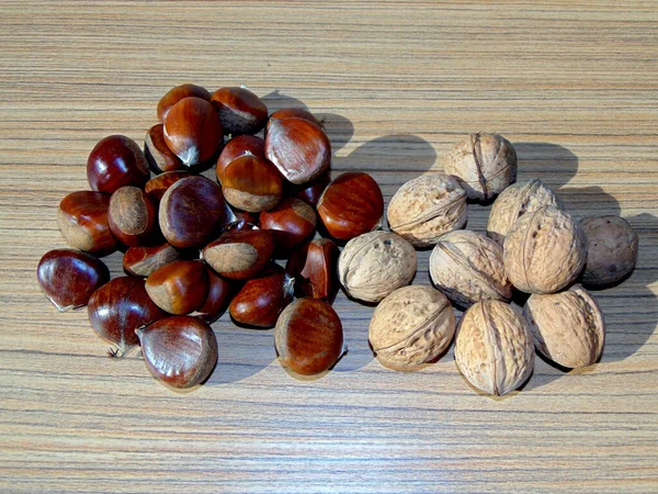 Kastanjes Noten Een Houten Achtergrond — Stockfoto