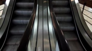 Alışveriş merkezindeki yürüyen merdivenler.