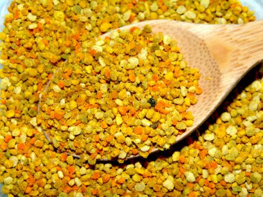 Tahta kaşıkta çiğ polen