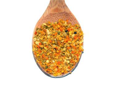 Tahta kaşıkta çiğ polen - beyaz kaşıkta izole