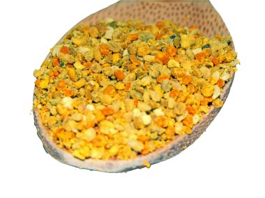 Tahta kaşıkta çiğ polen - beyaz kaşıkta izole