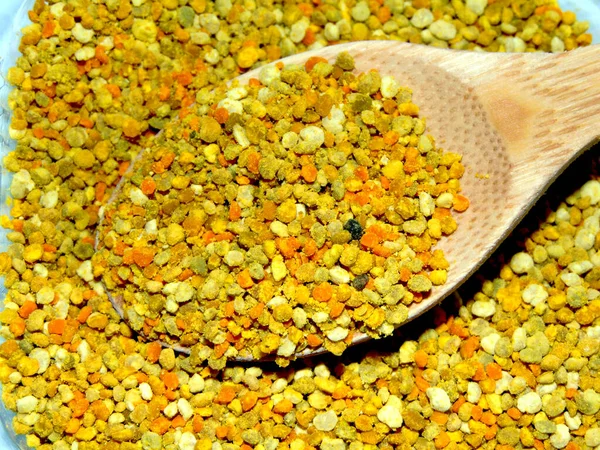 Raw Polyflower Pollen Wooden Spoon — Stock Photo, Image