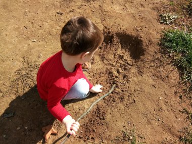Parkta bir çocuk oynuyor.