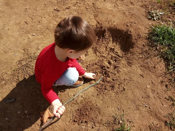 Ein Junge Spielt Park — Stockfoto