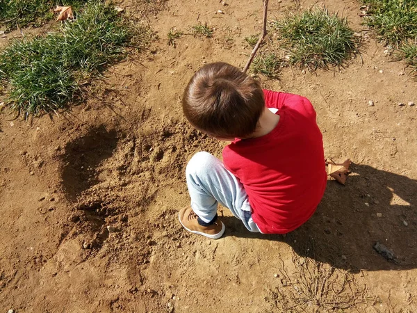 Ein Junge Spielt Park — Stockfoto