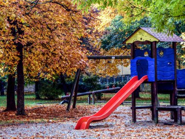 Parkta kaydıraklı çocuk parkı - sonbahar