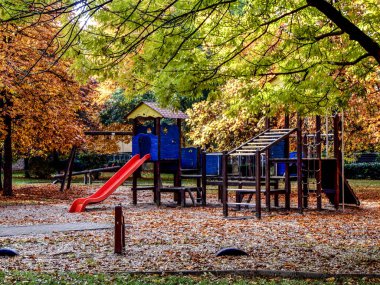 Parkta kaydıraklı çocuk parkı - sonbahar