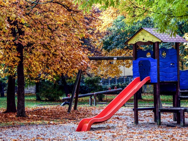 Parkta kaydıraklı çocuk parkı - sonbahar