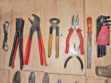 Patent, çekiç, kerpeten, ayarlanabilir anahtarlar ve diğerleri gibi çeşitli araçlarla ayarlanmış.