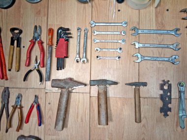 Patent, çekiç, kerpeten, ayarlanabilir anahtarlar ve diğerleri gibi çeşitli araçlarla ayarlanmış.