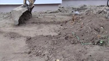 Kazı kovası toprağı eşeliyor - yavaş çekim çerçevesi