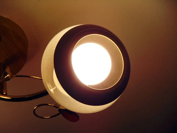 吊灯中的灯泡 — 图库照片
