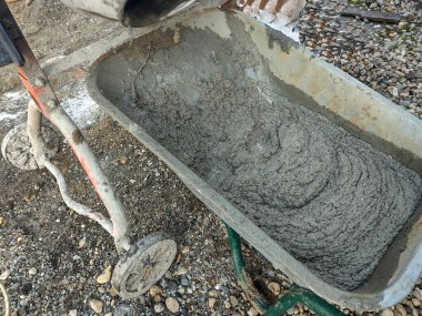 El arabasında taze çimento