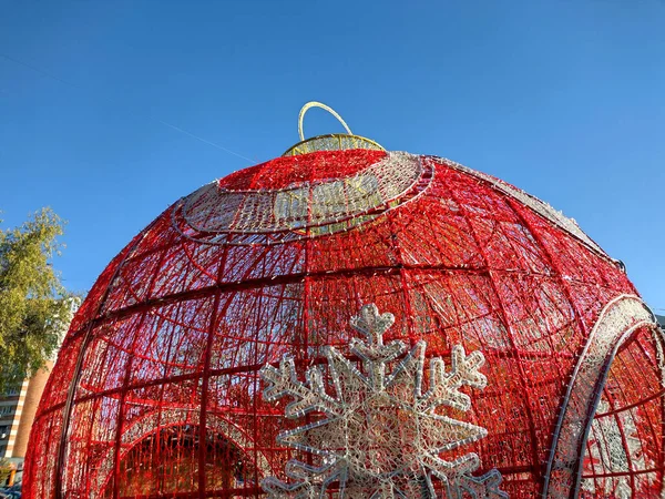 Enorme Globo Feito Lâmpadas Decoração Natal Parque Cidade Baia Mare — Fotografia de Stock