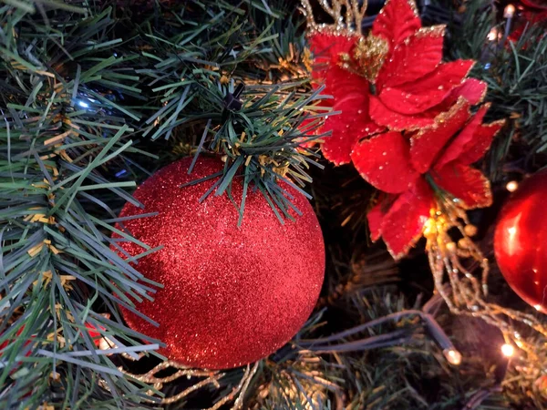 Árvore Natal Com Decorações Vista Perto — Fotografia de Stock