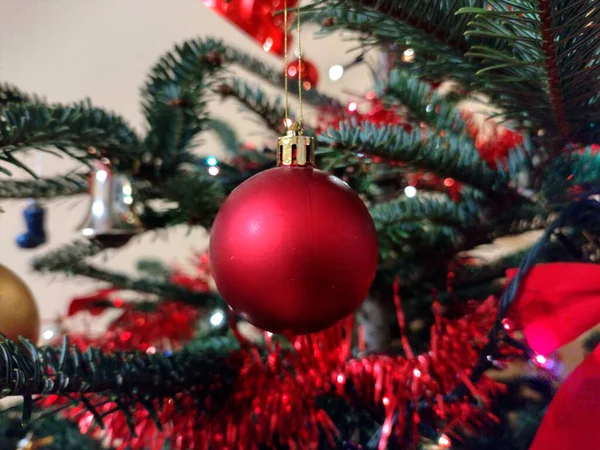 Árbol Navidad Con Decoraciones Colores —  Fotos de Stock