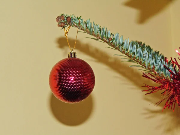 Globus Auf Dem Weihnachtsbaum — Stockfoto